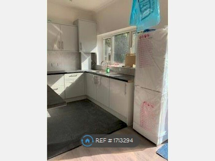 2 Bedroom Flat To Rent In Bulstrode Avenue, Hounslow, TW3