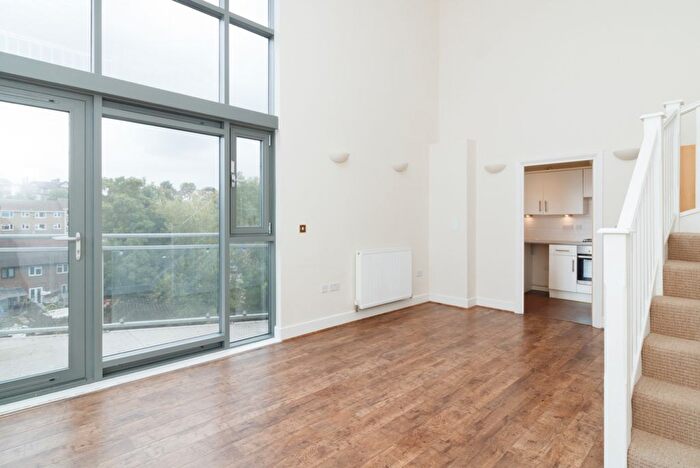 2 Bedroom Flat To Rent In Wallis Place, Maidstone, ME16