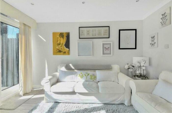 2 Bedroom Flat To Rent In Cedar Court, Essex Road, London, N1