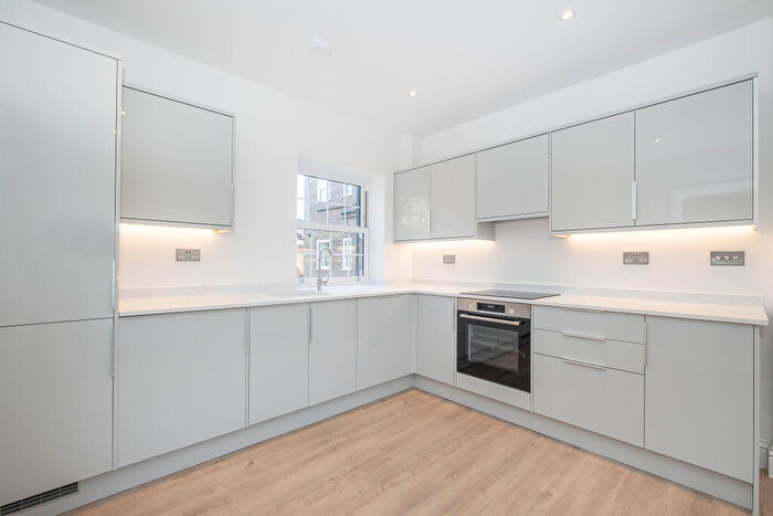 3 Bedroom Flat For Sale In Caterina Court, A Fairmead, Surbiton, KT5