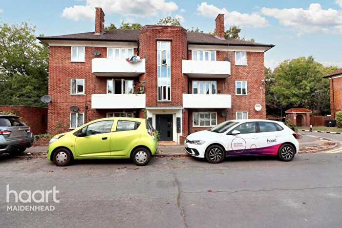 2 Bedroom Apartment For Sale In Courtlands, Maidenhead, SL6
