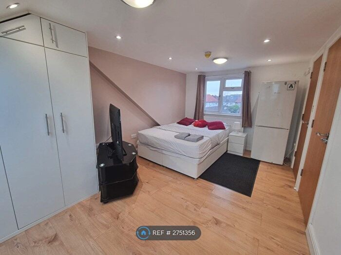 Studio To Rent In Great West Road, Hounslow, TW5
