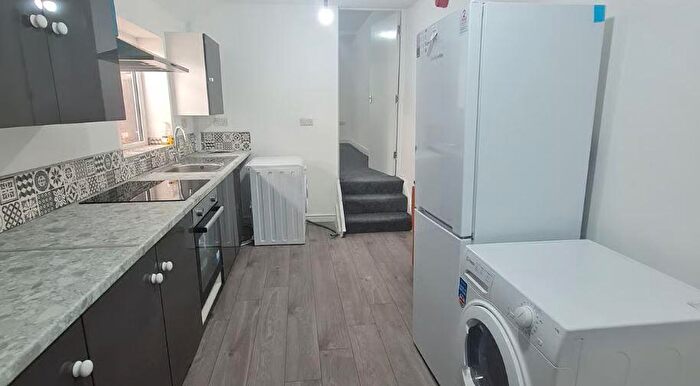 4 Bedroom Flat To Rent In Mauldeth Road, Manchester, Greater Manchester, M14