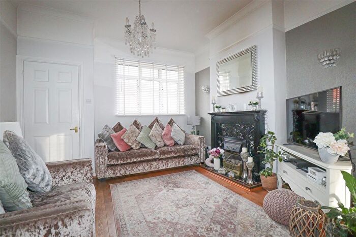 3 Bedroom End Of Terrace House For Sale In Cross Street, Farnborough, GU14