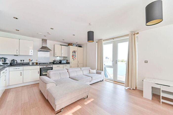 1 Bedroom Flat For Sale In Flowers Close, Gladstone Park, London, NW2