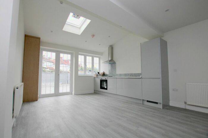 3 Bedroom Flat To Rent In Park Avenue North, London, NW10