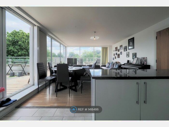 2 Bedroom Flat To Rent In Gallery Court, London, N3