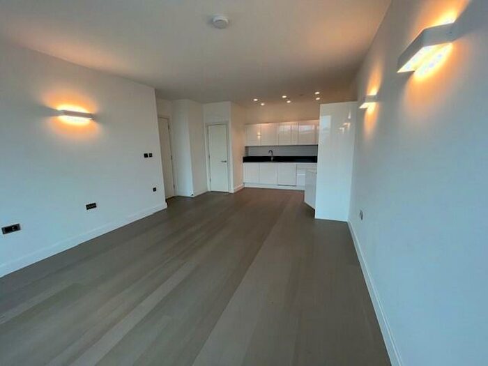 2 Bedroom Apartment To Rent In Berkshire Ct, RG12