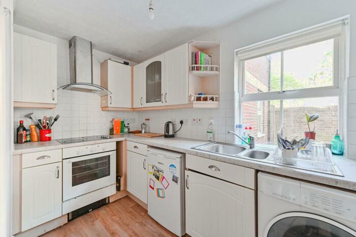 2 Bedroom Flat For Sale In Woods Road, Peckham, London, SE15