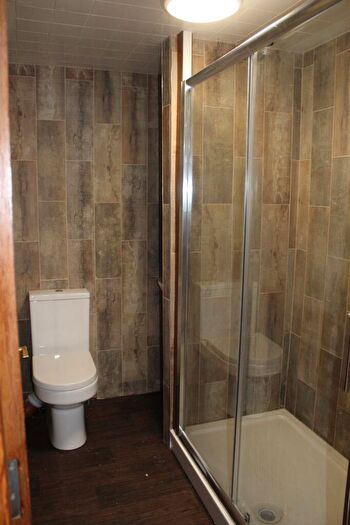 4 Bedroom Flat To Rent In Kirkstall Lane, Leeds, LS6