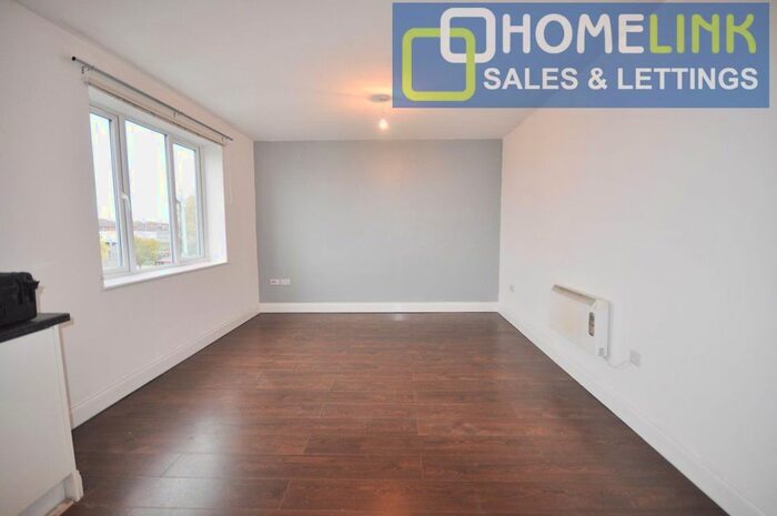 1 Bedroom Flat To Rent In Bishopstone Court, Ashburnham Road, Bedford, MK40