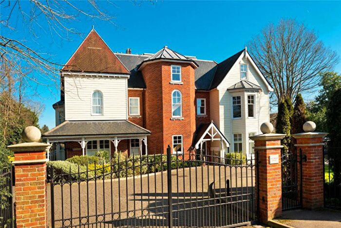 2 Bedroom Flat For Sale In Oatlands Chase, Weybridge, Surrey, KT13