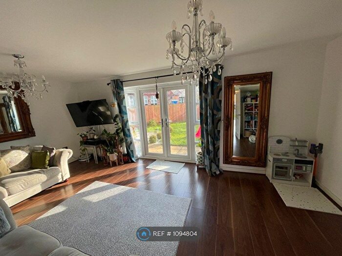 5 Bedroom Semi-Detached House To Rent In Redwing Avenue, Manchester, M21