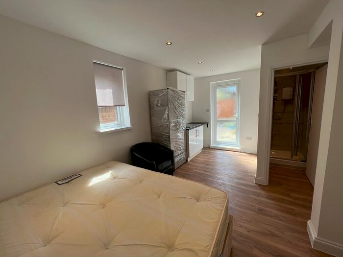 Studio To Rent In Glengall Road, London, NW6