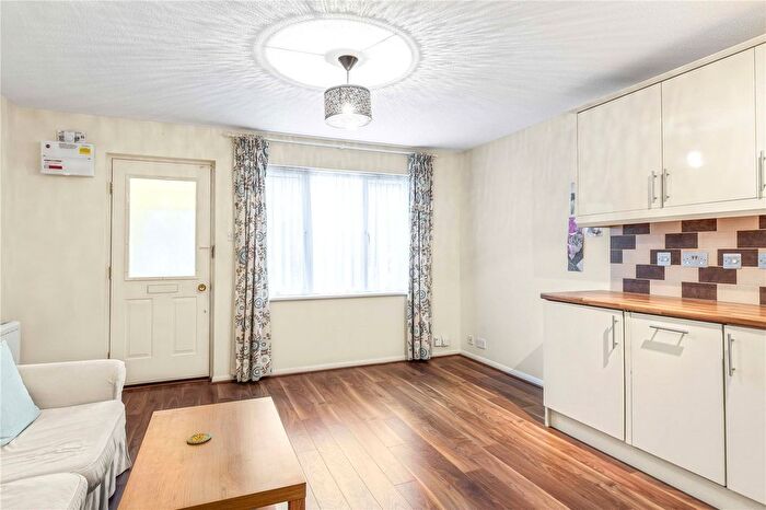 1 Bedroom Flat To Rent In Veronica Gardens, London, SW16