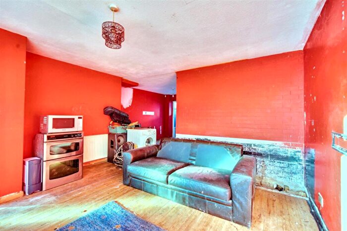 3 Bedroom End Of Terrace House For Sale In Hamilton Gardens, Nottingham, NG5