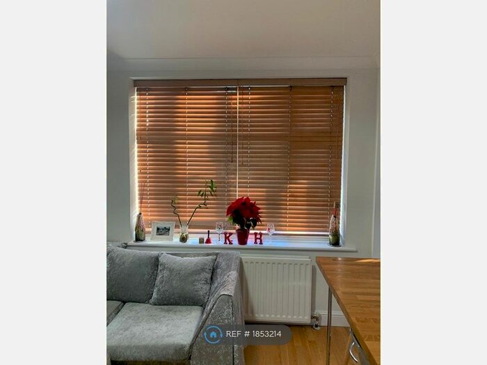 1 Bedroom Flat To Rent In Great West Road, Brentford, TW8