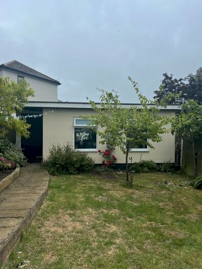 2 Bedroom Bungalow For Sale In Mashiters Hill, Romford, RM1