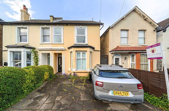 2 Bedroom Flat For Sale In Brookhill Road, Barnet, EN4