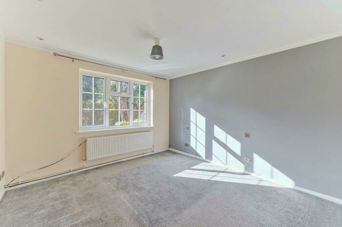 2 Bedroom Flat To Rent In Robin Hood Lane, Sutton, SM1