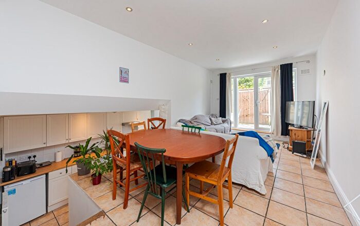 2 Bedroom Flat To Rent In Mayflower Road, SW9
