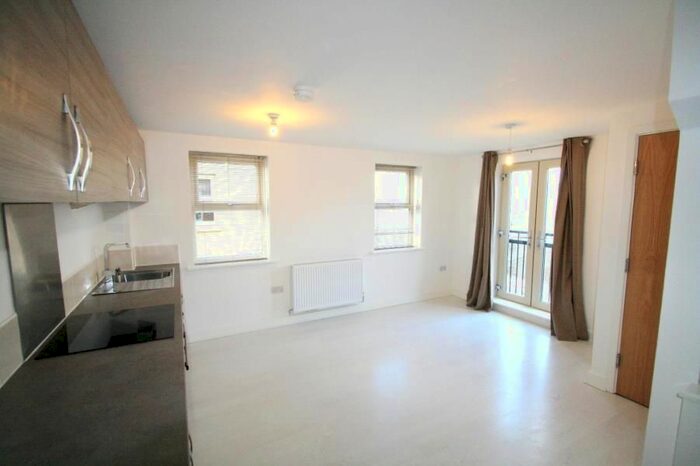 2 Bedroom Town House To Rent In Holts Crest Way, Leeds, LS12