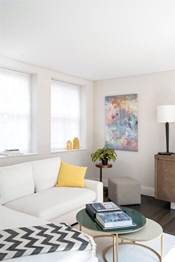 2 Bedroom Flat To Rent In Dyer's Buildings, London, EC1N
