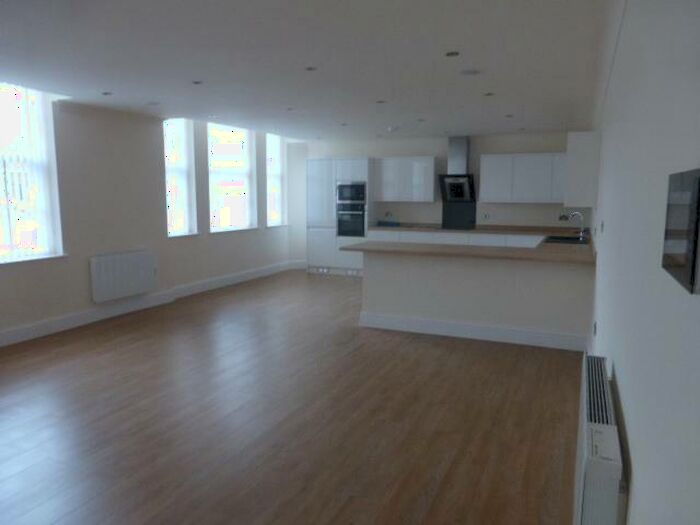 3 Bedroom Flat To Rent In Ferensway, Hull, HU2