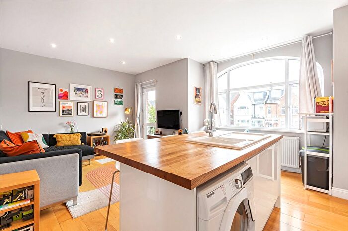 2 Bedroom Flat For Sale In Mitcham Lane, Furzedown, SW16