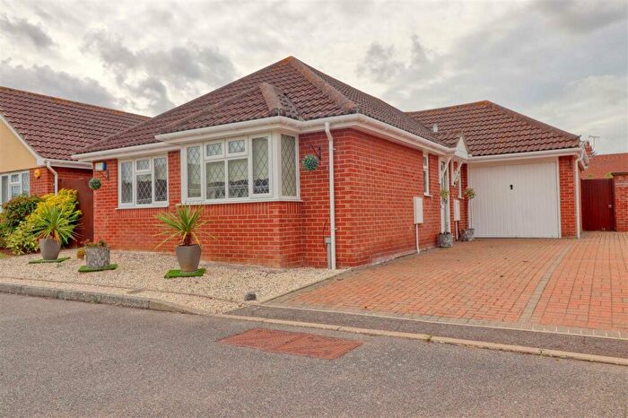 3 Bedroom Bungalow For Sale In Waylands Drive, Weeley, CO16