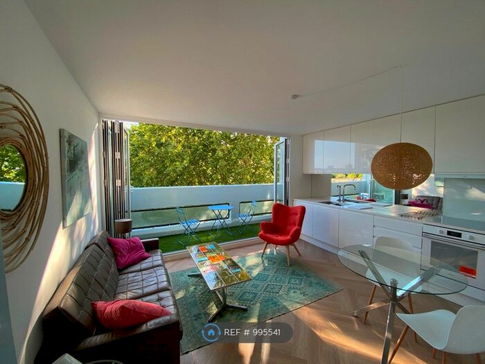 3 Bedroom Flat To Rent In Kettleby House, London, SW9