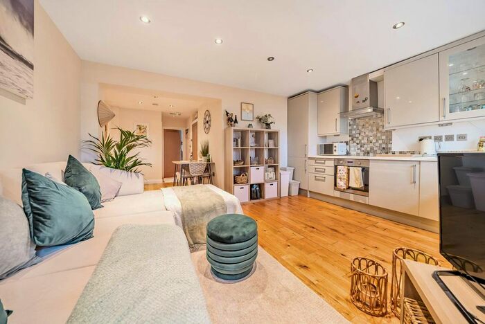 2 Bedroom Flat To Rent In Worple Road, Wimbledon, London, SW19