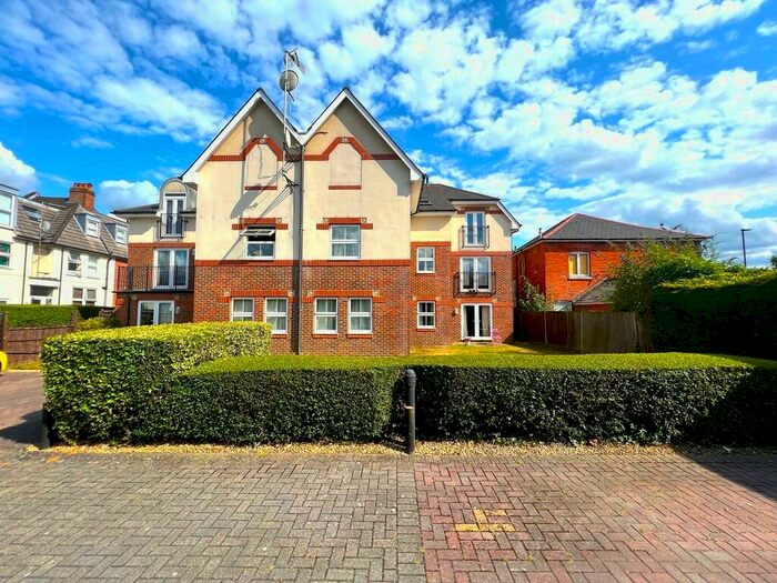 2 Bedroom Apartment To Rent In Winchester Road, Southampton, SO16