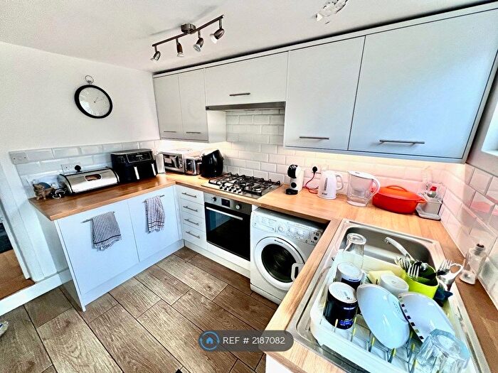 2 Bedroom Flat To Rent In Gambole Road, London, SW17