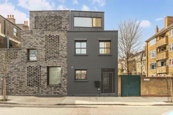3 Bedroom Flat To Rent In Royal Oak Road, London Fields, E8
