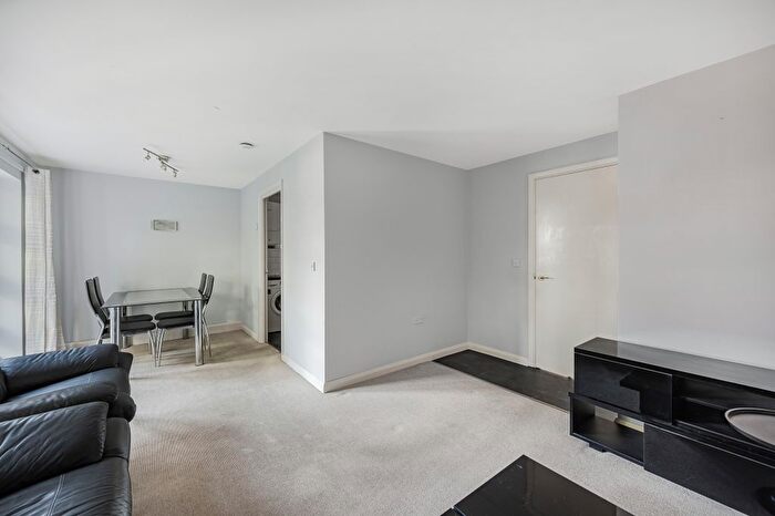 1 Bedroom Flat To Rent In Castle Close, Acton, W3