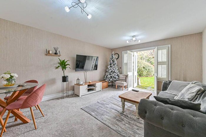 2 Bedroom Flat For Sale In Bromley Road, Catford, London, SE6