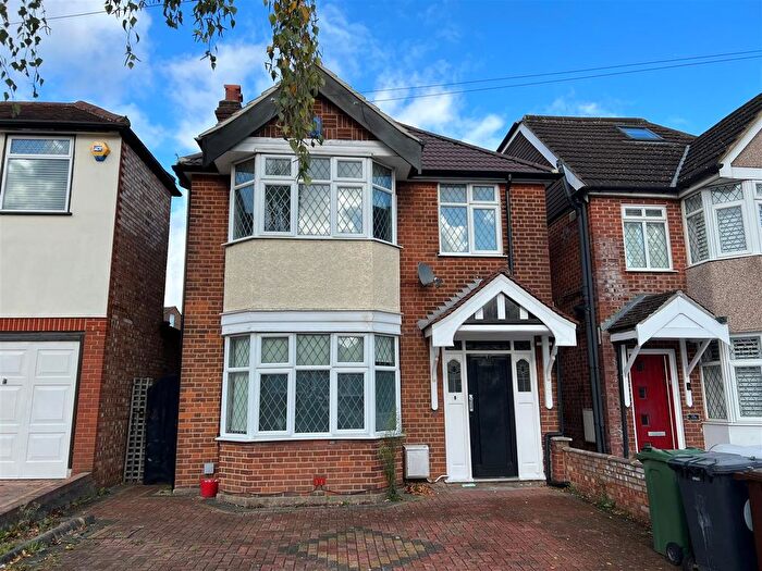3 Bedroom Detached House For Sale In Gunners Grove, Chingford, E4