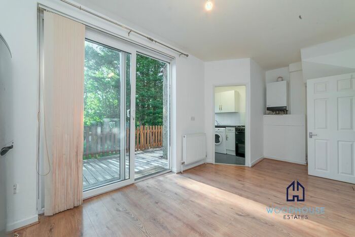 3 Bedroom End Of Terrace House To Rent In Blakeney Close, London, N20