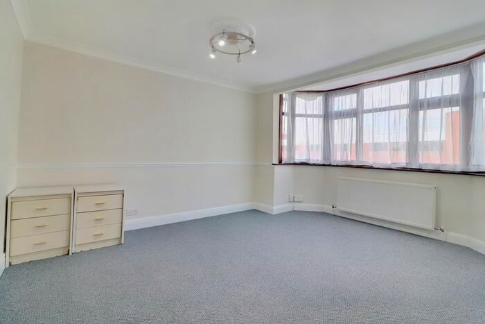 2 Bedroom Flat To Rent In Stag Lane, London, NW9