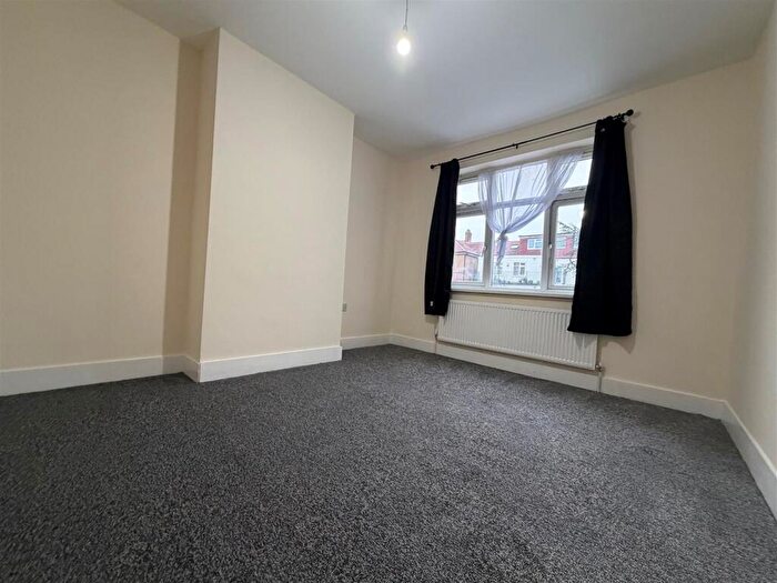 3 Bedroom Flat To Rent In Roding Lane South, Redbridge, IG4