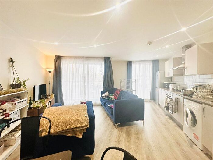 2 Bedroom Apartment To Rent In The Curve, Nottingham, NG7
