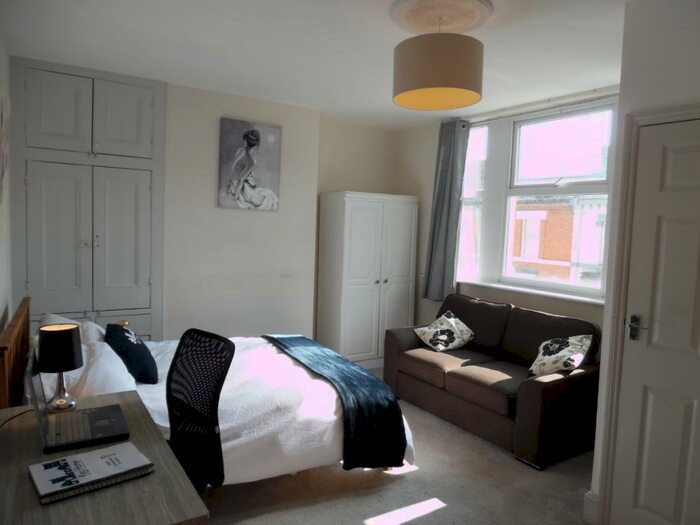 6 Bedroom Terraced House To Rent In Colwyn Road, Northampton, NN1