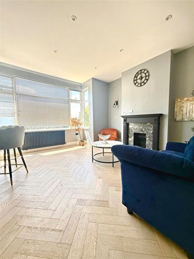 3 Bedroom Flat To Rent In Leigham Court Road, London, SW16