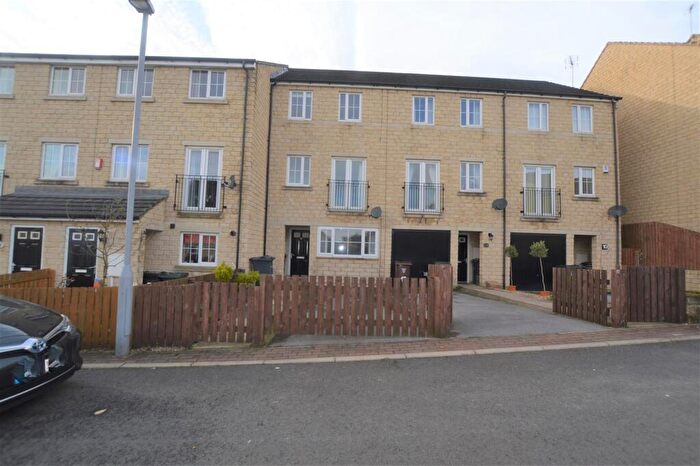 4 Bedroom Town House For Sale In Kellets Drive, Thornton, Bradford, BD13