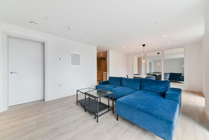 2 Bedroom Flat To Rent In Dog Kennel Hill London, SE22