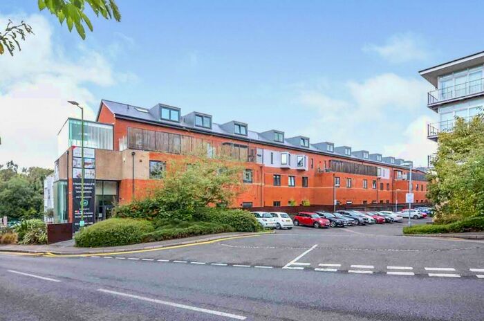 1 Bedroom Apartment To Rent In Camp Road, St. Albans, AL1