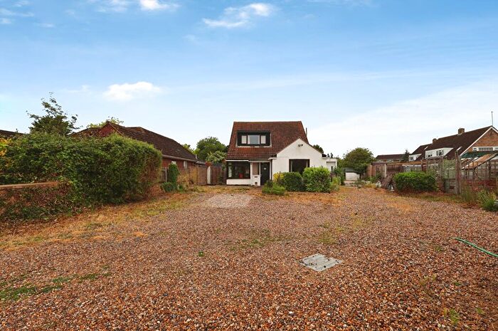 4 Bedroom Bungalow For Sale In Castles Close, Stotfold, SG5