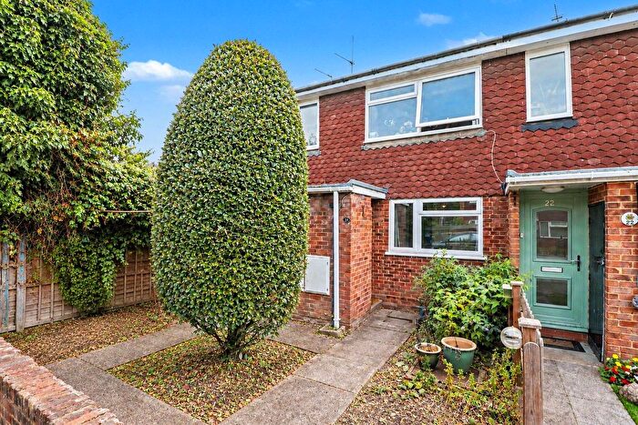 1 Bedroom Maisonette For Sale In Woking, Surrey, GU21