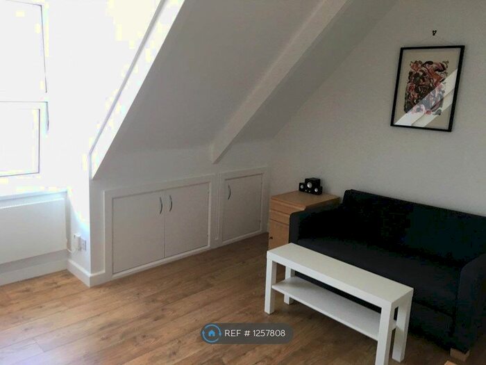 2 Bedroom Flat To Rent In Cheltenham Place, Newquay TR7